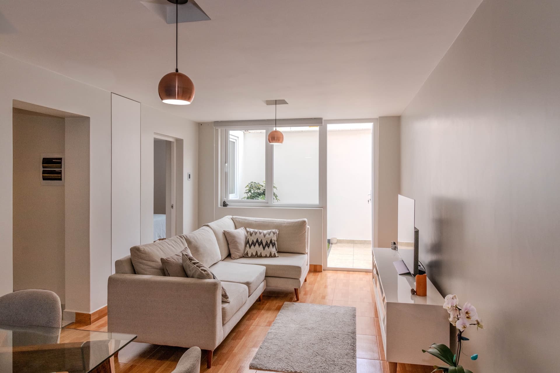 ¡Amplio Depa en Venta! 1er Piso - Miraflores